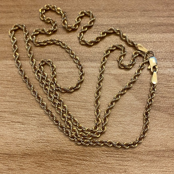 EUC Beautiful 10K Solid Gold Twisty Rope Chain Necklace - 1.5 g and 18 inches